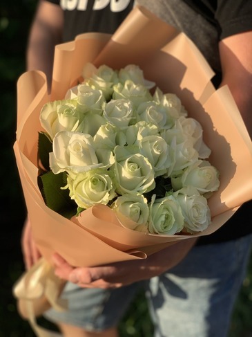 Bouquet of 19 white roses 70 cm